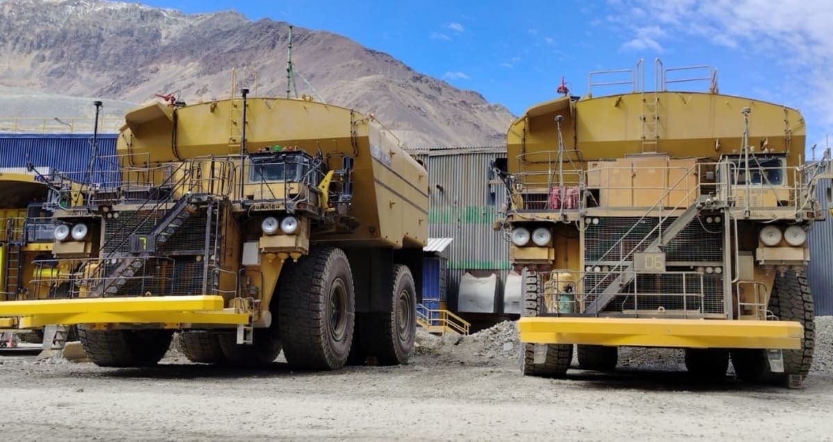 Komatsu, Mega y Anglo American convierten camiones mineros 930E en regadoras de agua en mina Los Bronces