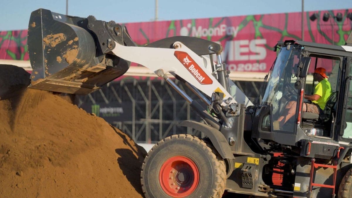 Equipos Bobcat apoyan la construcción de instalaciones para la inaugural MoonPay X Games League
