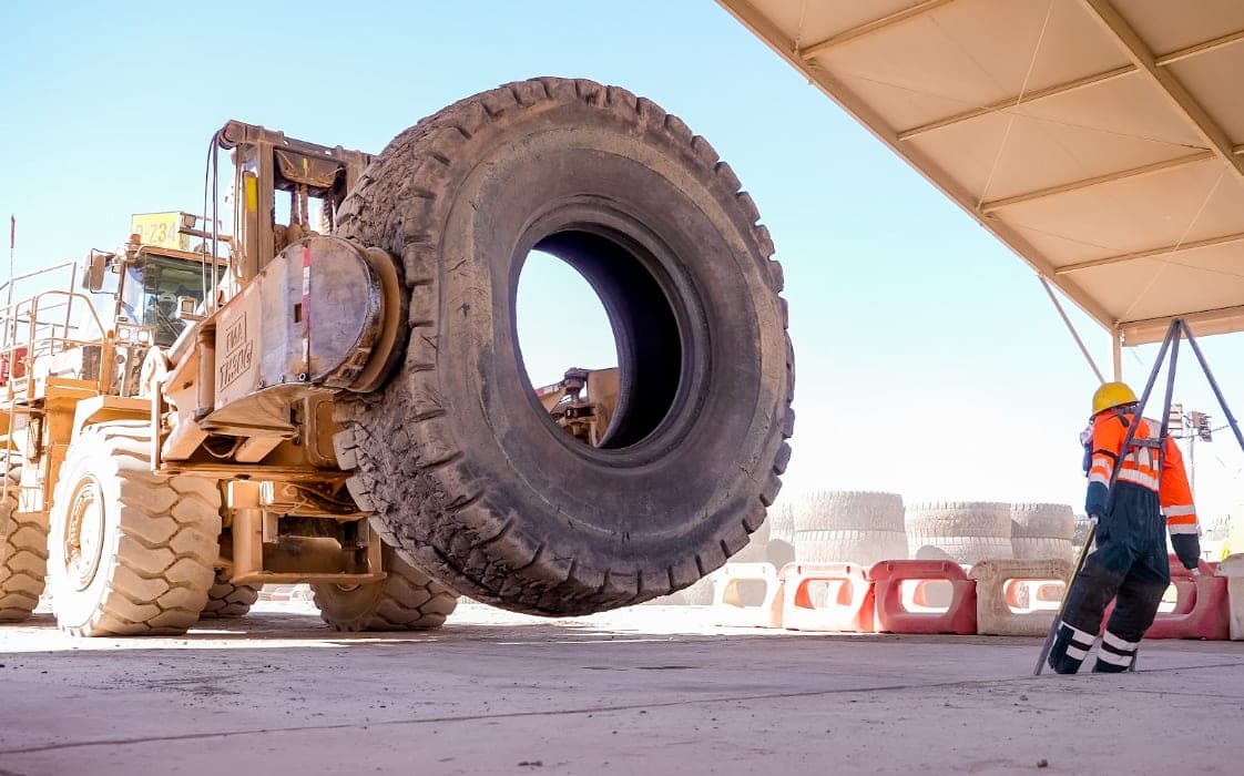 Lomas Bayas de Glencore implementa sistema de evasión de colisiones Nivel 9 en manejadores de neumáticos mineros