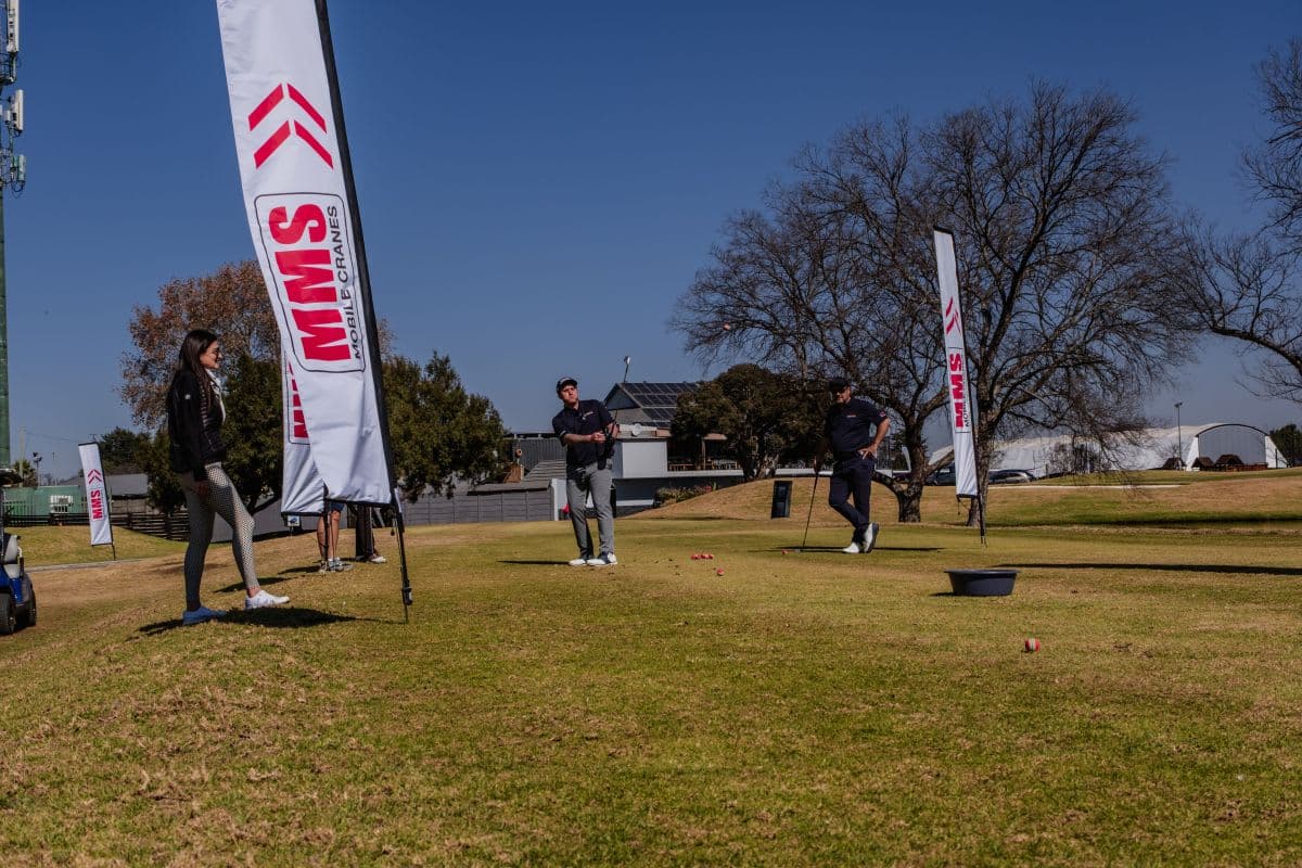 Johnson Crane Hire celebra 50 aniversario junto a MMS y Tadano con jornada benéfica de golf