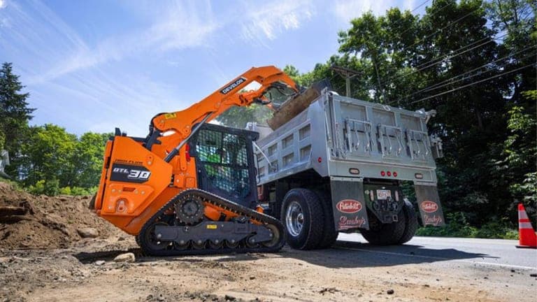 DEVELON lanza dos nuevos cargadores compactos de orugas sin DEF: DTL26 y DTL30