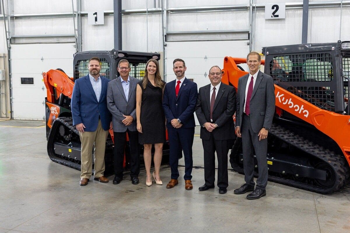 Kubota produce su primera Cargadora Compacta de Orugas SVL75-3 en su planta de Salina, Kansas
