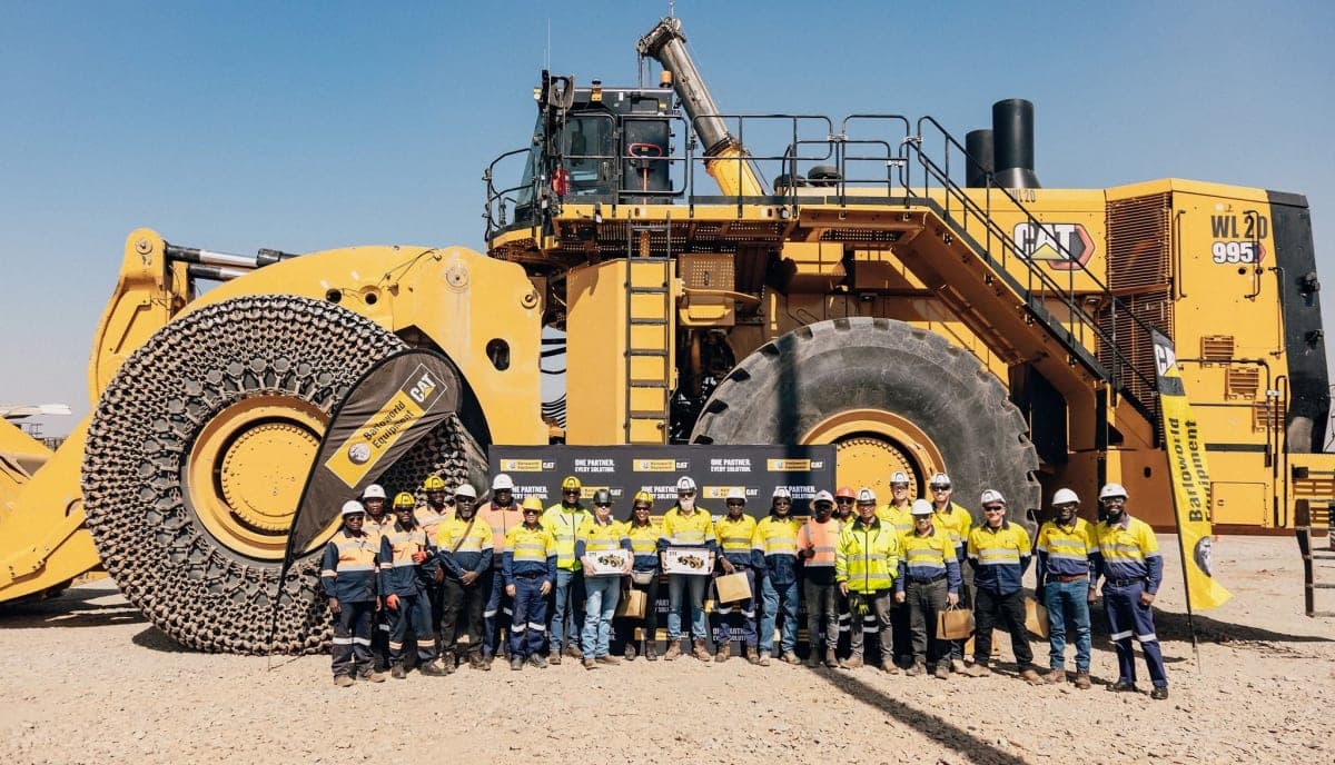 Barloworld entrega la cargadora frontal ultraclase Cat 995 a la mina de cobre Lumwana de Barrick en Zambia
