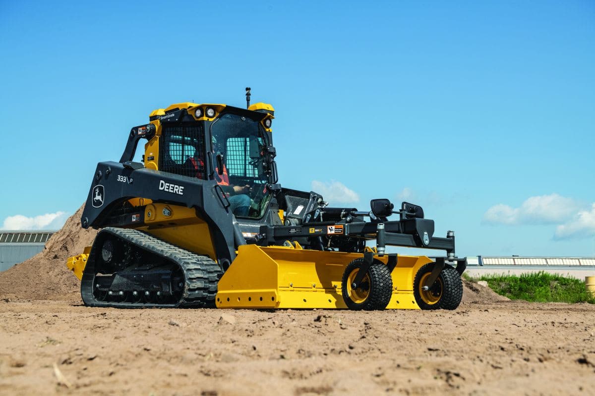 John Deere lanza nuevas cuchillas niveladoras SmartGrade Box Blade para fortalecer su línea de minicargadores compactos