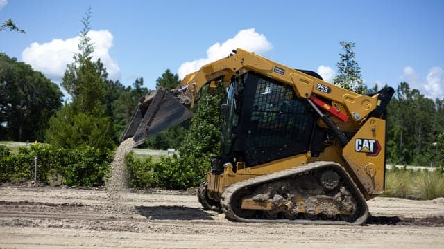 Caterpillar lanza la nueva minicargadora compacta de orugas 253 con bastidor de rodillos rediseñado de una sola pieza