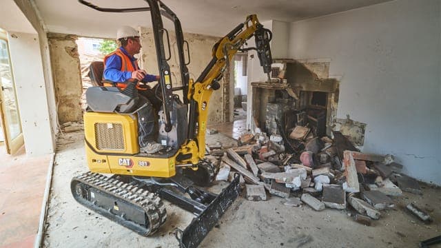 Caterpillar lanza miniexcavadora de una tonelada que pasa por puertas de 30 pulgadas